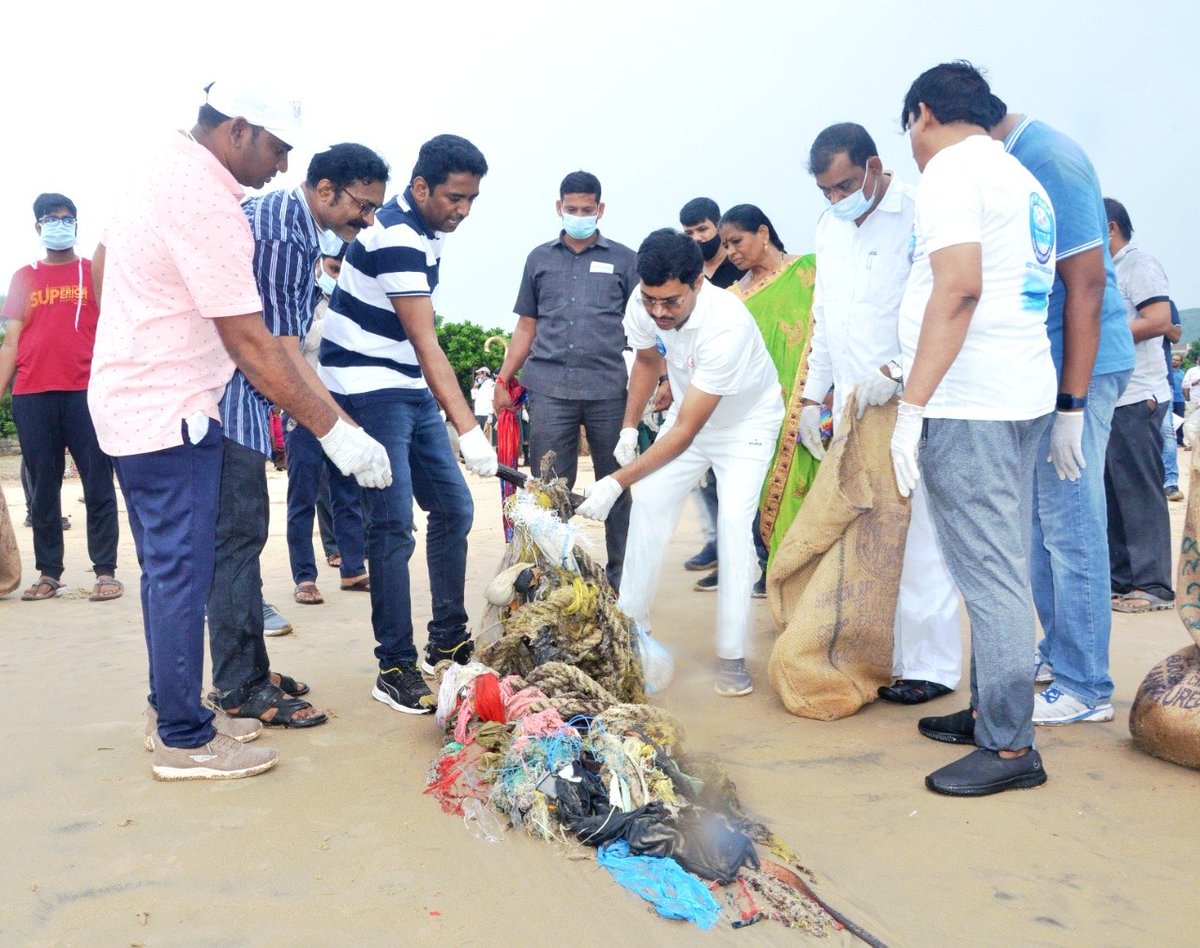 GVMC_VISAKHA's tweet photo. Sagara Theera Swachhata 5th Episode in Visakhapatnam Beach. Collector, Commissioner and other officials, public, NGOs participated with the spirit of Azadika Amrith Mahotsav.
#SwachSagarSurakshitSagar
#swachhsagarsuraksitsagar 
#AzadiKaAmritMahotsav 
#HarGharTiranga https://t.co/wlMwIgZG34