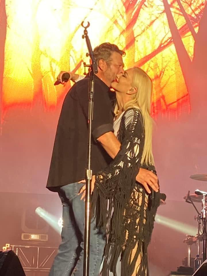 forgwenandblake's tweet photo. LOVE LOVE LOVE
 @blakeshelton @gwenstefani 

📸 : Tammy Muttschler https://t.co/BHow6LRqWL