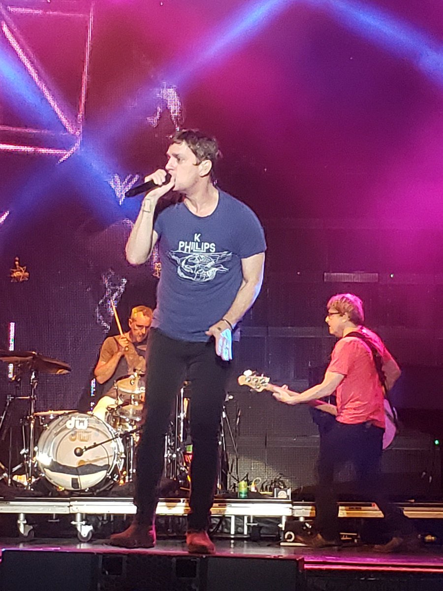 TerriLynnHand's tweet photo. @ThisIsRobThomas @MatchboxTwenty Hope you loved yyt so much as we loved you. Had the time of my life tonight Thank-you @MatchboxTwenty https://t.co/XUjGfoVKLR