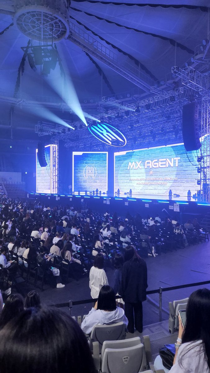 핸드볼경기장 시야는 대충 이래요!

1층 12구역.                        2층 33구역
2층 37구역.                       1층 6구역