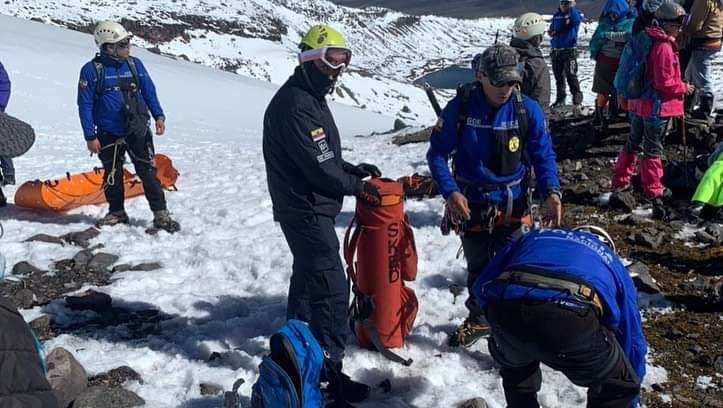 ECU911Ambato's tweet photo. 🗞️Boletín

🏔️ En el volcán #Carihuairazo una emergencia se reportó al 9️⃣1️⃣1️⃣ la mañana de este sábado 13 de agosto.

15 personas resultaron afectadas, 3 de ellas (una mujer de 47 y dos hombres de 45 y 50 años) fallecieron en la montaña.

📸 Cortesía @BomberosAmbato. https://t.co/SDDvyEOMKm