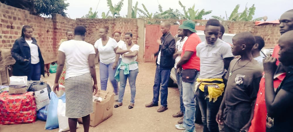 okinojoshua's tweet photo. A single act of kindness throws out roots in all directions, and the roots spring up and make new trees.
@TOTMinistries @OAF_ug #10KaratsofKindness,
May these youngsters' hopes re-kindle in quest that tomorrow they will also take lead in acts of philanthropy.
#HandsofLove https://t.co/lsis2UJDbx