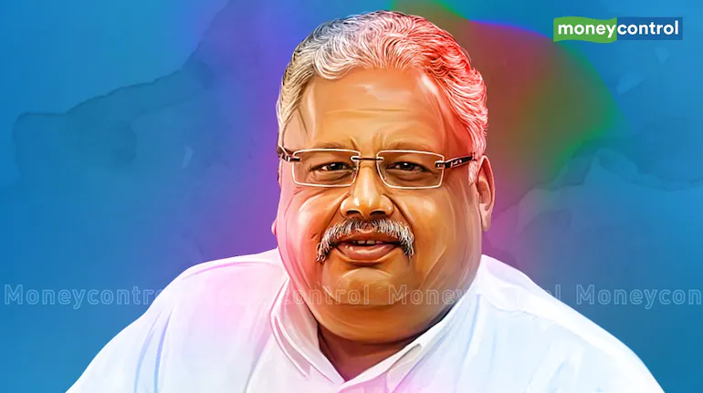 moneycontrolcom's tweet photo. #BREAKING : BIG BULL BOWS OUT 

Billionaire investor Rakesh Jhunjhunwala passed away today, aged 62. 

Read ⬇️
https://t.co/Oj2hN1yQXt 

#Rakeshjhunjhunwala #RakeshJhunjhunwalaDeath https://t.co/9BIfLoCuq0