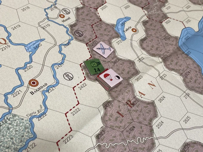미군으로 전술 핵을 신나게 쓰는 게 목적이지만 일단 소련군이 몰려와야 하니 육군이 흑해를 건너고 이란에 공수부대를 강하시키는 호쾌한 시작으로. 이란은 저 유닛 하나 박살나면 더 이상 할 게 없어서 소련 것이 된다… 