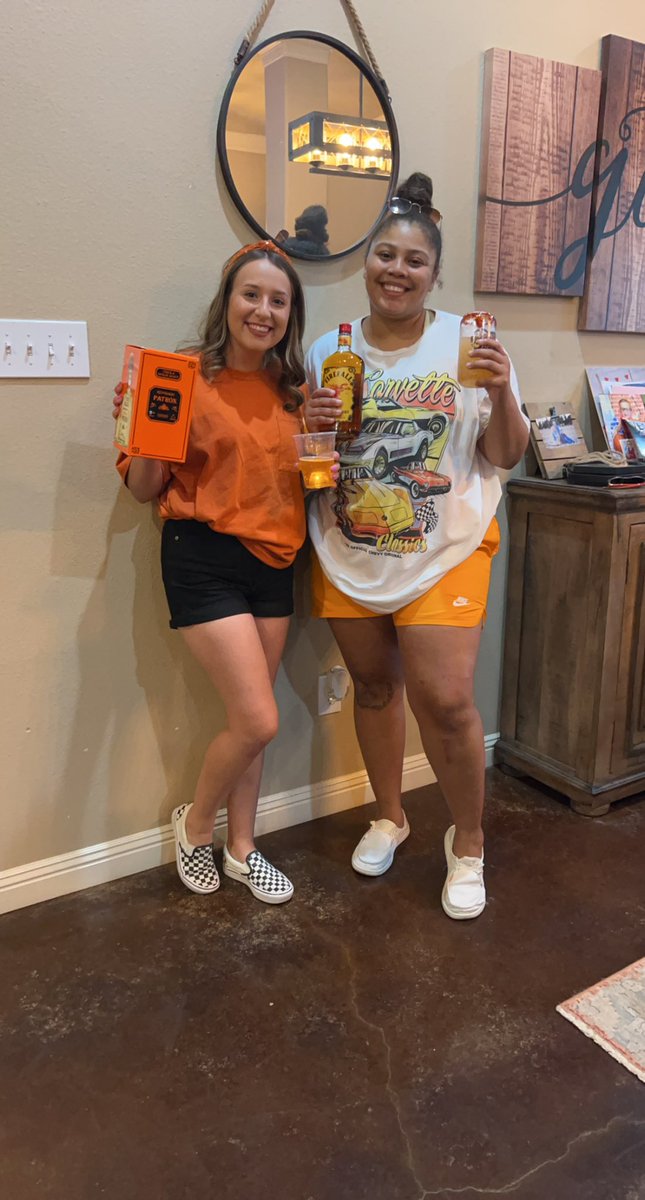 When your bestie surprises you to be your date at a party 🥹🧡 love you <a href="/HarriaMendoza/">h-ARRIA</a>