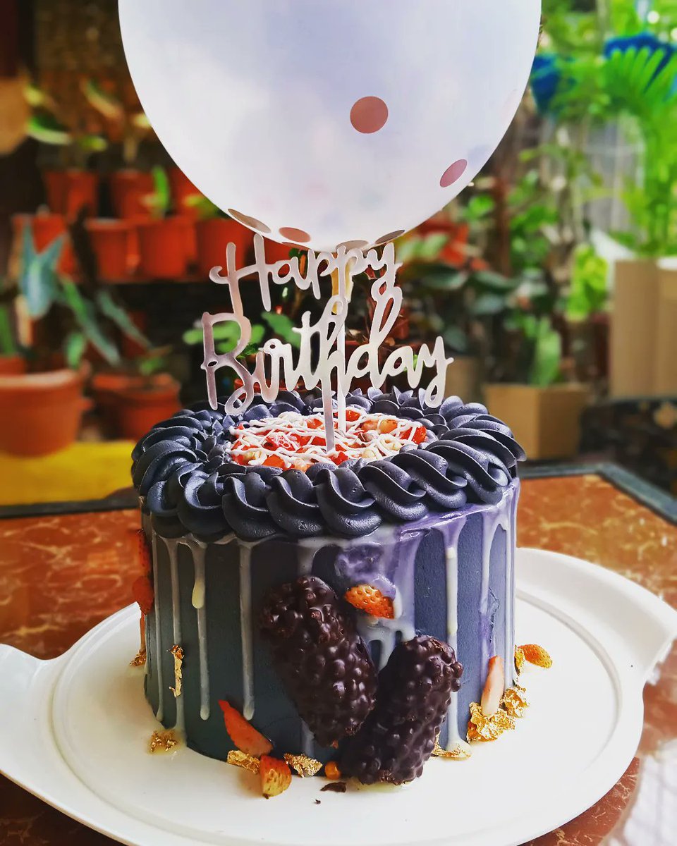 FlavoryBlends's tweet photo. Birthday cake with something extra ~ 

Order yours ~ ♡

#flavoryblends✨ #minimalistcakeph #minimalistcake #dedicationcake #customizedcakes https://t.co/IkSr98lbPc