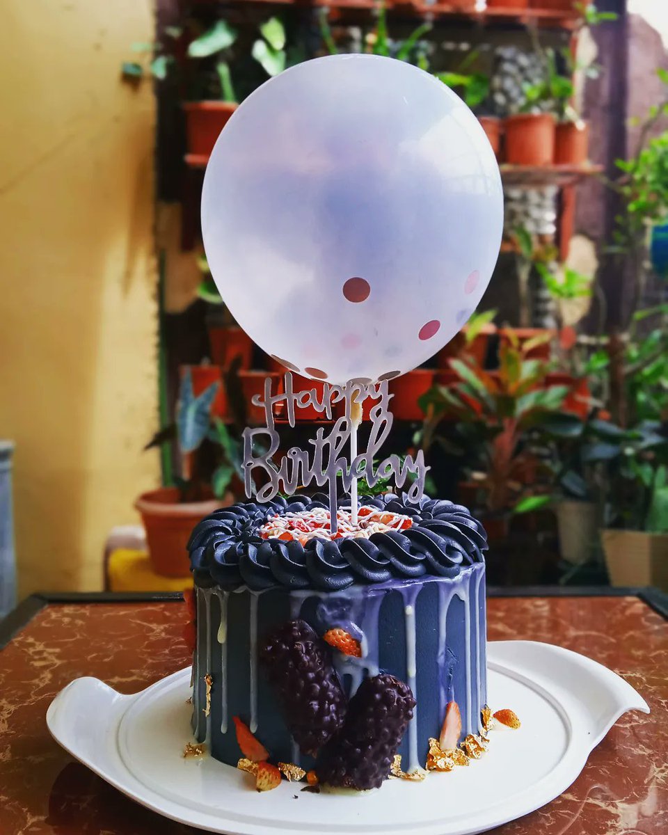 FlavoryBlends's tweet photo. Birthday cake with something extra ~ 

Order yours ~ ♡

#flavoryblends✨ #minimalistcakeph #minimalistcake #dedicationcake #customizedcakes https://t.co/IkSr98lbPc