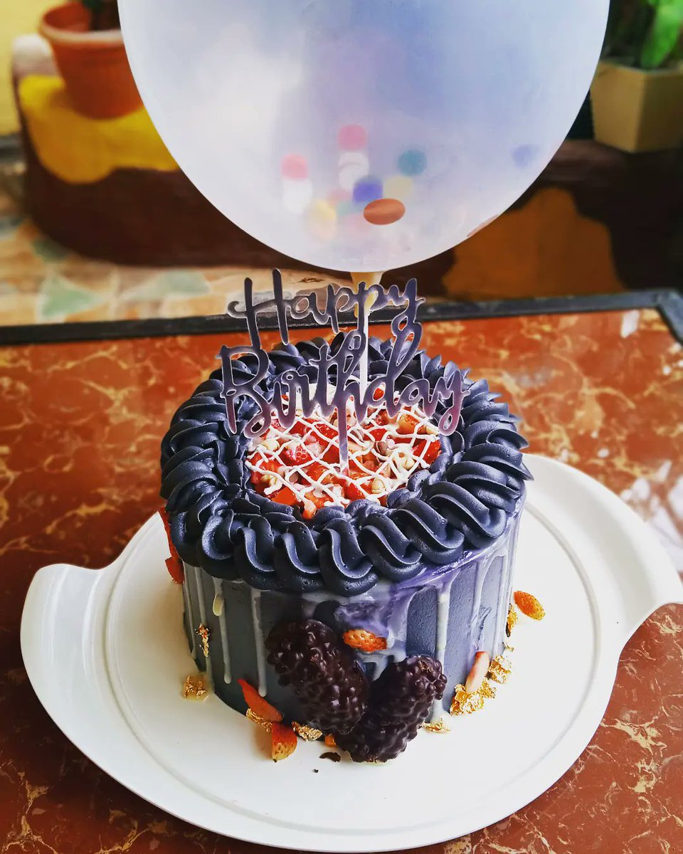 FlavoryBlends's tweet photo. Birthday cake with something extra ~ 

Order yours ~ ♡

#flavoryblends✨ #minimalistcakeph #minimalistcake #dedicationcake #customizedcakes https://t.co/IkSr98lbPc