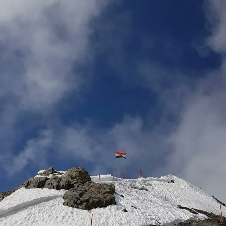 CaptNagappa's tweet photo. Tiranga on house top...legends hoist at 16,000 feet high. This is where my team hoisted Tiranga, back then...., now called BATRA TOP.
#HarGharTirangaCampaign 
#HarGharTiranga
#AzadiKaAmritMahotsav 
#IndependenceDay https://t.co/oXOK1liS3Z