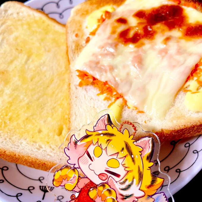 うちのこ虎娘のケイカちゃんアクキー!
スタンドにも出来てフォークの台座にしてみました🍽
美味しそうなものたくさん狙ってくれ〜🐯🐯🐯 