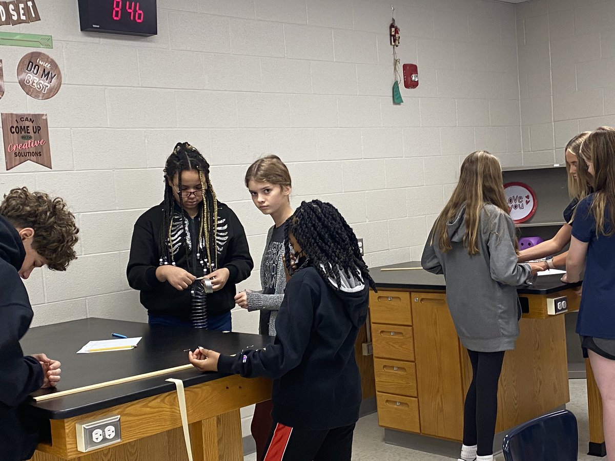 sloanscienceOMS's tweet photo. Slinky Drop challenge in Sloan science! #ofamily https://t.co/NbA4VlEPK7