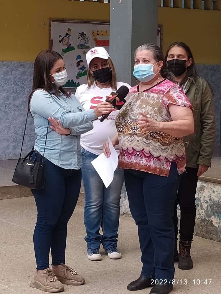 ViceIP's tweet photo. #13Ag Hoy La Viceministra @gtorodelara participó en la inspección para la verificación de los avances en la rehabilitación de la infraestructura desarrollados por la BRICOMILES, en la Escuela Básica Nacional Carmen Maízo de Bello.
@NicolasMaduro
@_LaAvanzadora
@MPPEDUCACION https://t.co/1SnsbnO478