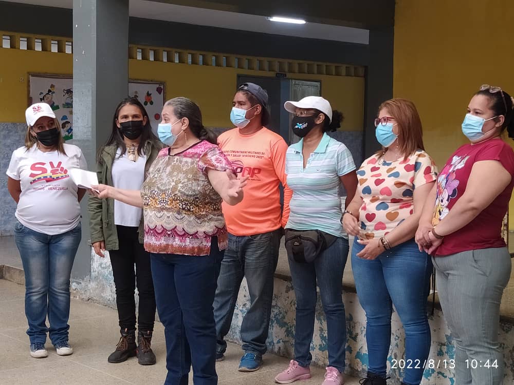 ViceIP's tweet photo. #13Ag Hoy La Viceministra @gtorodelara participó en la inspección para la verificación de los avances en la rehabilitación de la infraestructura desarrollados por la BRICOMILES, en la Escuela Básica Nacional Carmen Maízo de Bello.
@NicolasMaduro
@_LaAvanzadora
@MPPEDUCACION https://t.co/1SnsbnO478