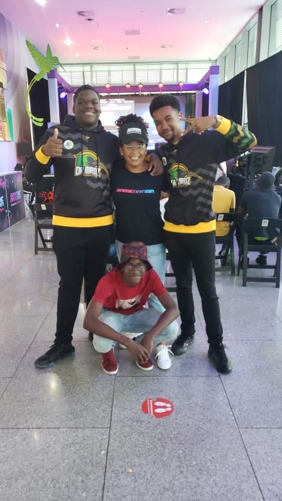 Sparkiebaby's tweet photo. I didnt realize Jamaica had such a big esport gaming culture. It was amazing hosting the @digiceljamaica #Gamenation launch!!

Shoutout to @thjabari (L)
@white_hawk29 (R)

#gamers #esport #jamaican #TeamJamaica🇯🇲 #onlinegaming #jamaicanstreamer #drbirdz https://t.co/mHTAcS9oen