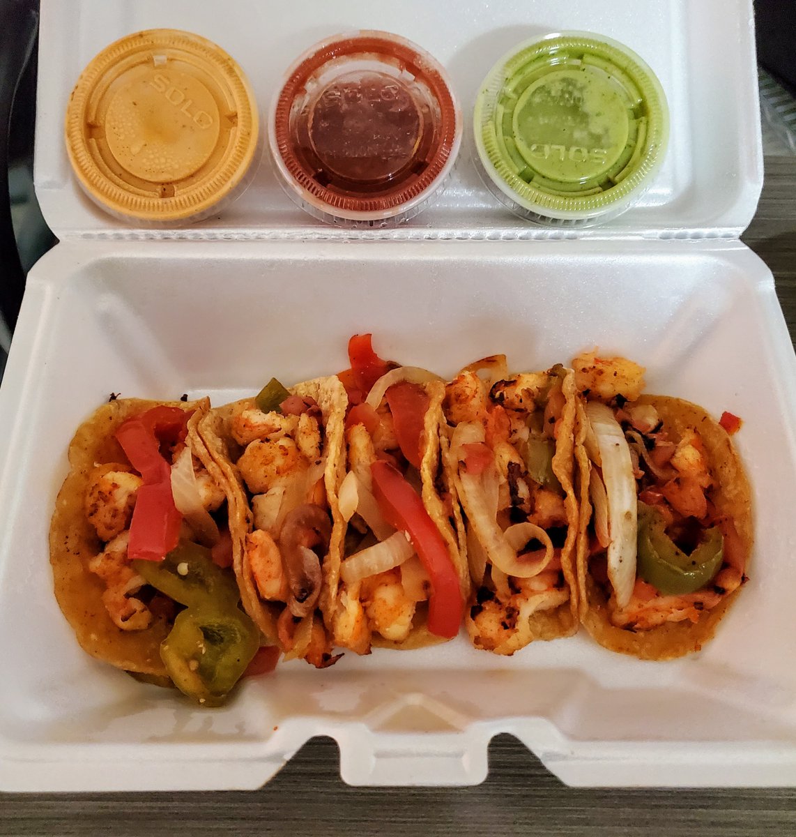 CrooklynMMA's tweet photo. @_KRVSX @nikki_c_lane @amartinezkc I was starving so I ended up getting some mini Baja shrimp tacos too. And a cucumber-lime-chia agua fresca. And guacamole. https://t.co/Bkv6kzeeYz