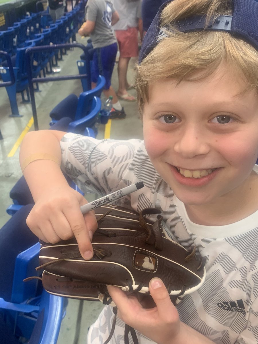 G getting his glove autographed by fellow Wisconsinite <a href="/TerrinVavra2/">Terrin Vavra</a> !