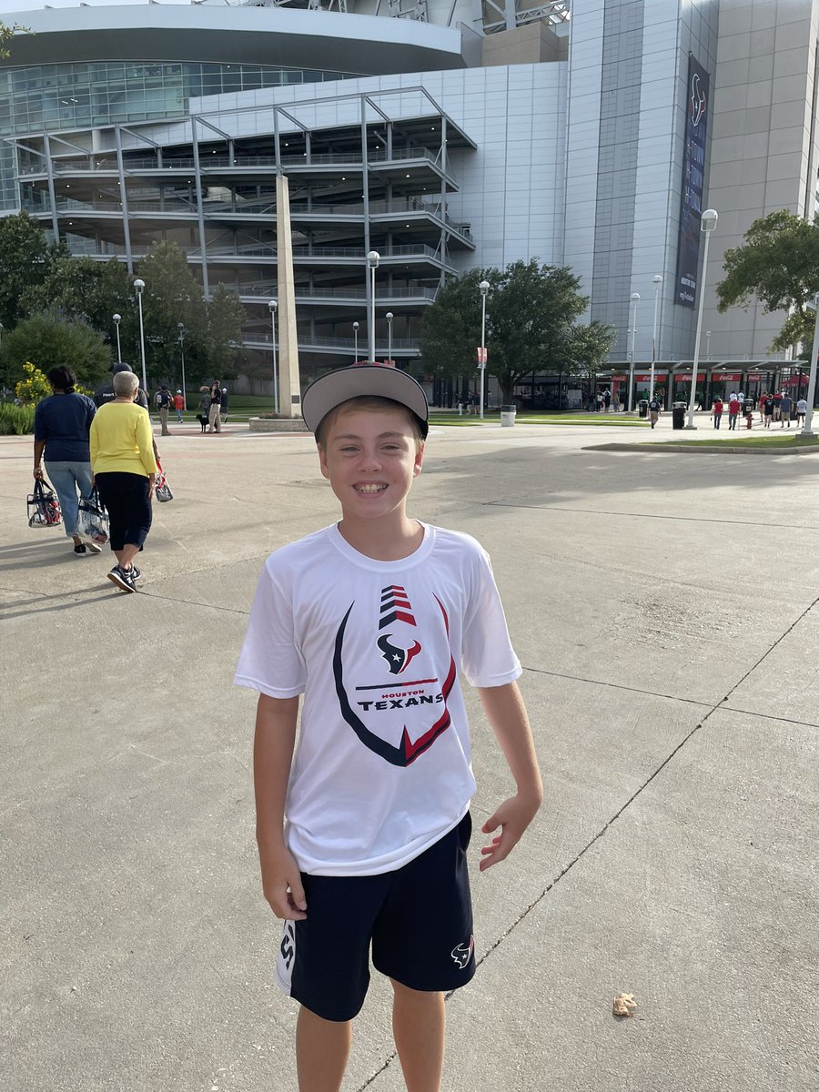 mskortneyyoung's tweet photo. First game of the season.  #wearetexans https://t.co/D5Jl55WXFS