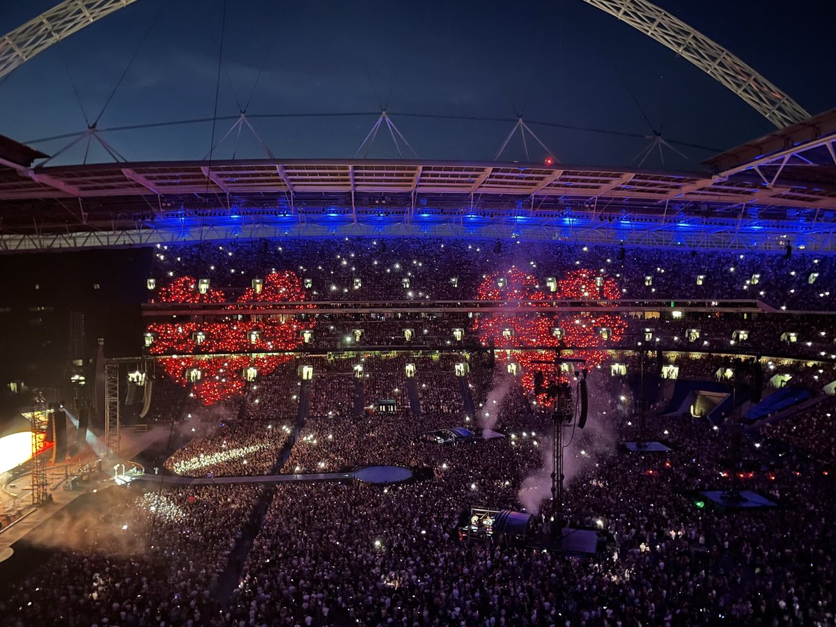 semily19's tweet photo. @coldplay absolutely bloody fantastic!! What a show! 🎶🎵🎤💪👏 https://t.co/OUvoS0CeVj