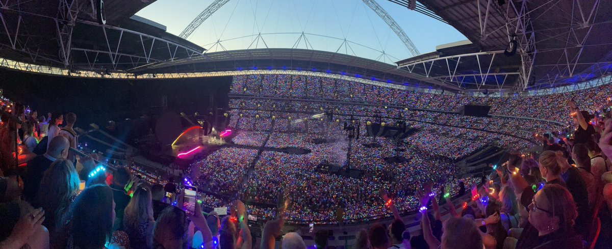 semily19's tweet photo. @coldplay absolutely bloody fantastic!! What a show! 🎶🎵🎤💪👏 https://t.co/OUvoS0CeVj