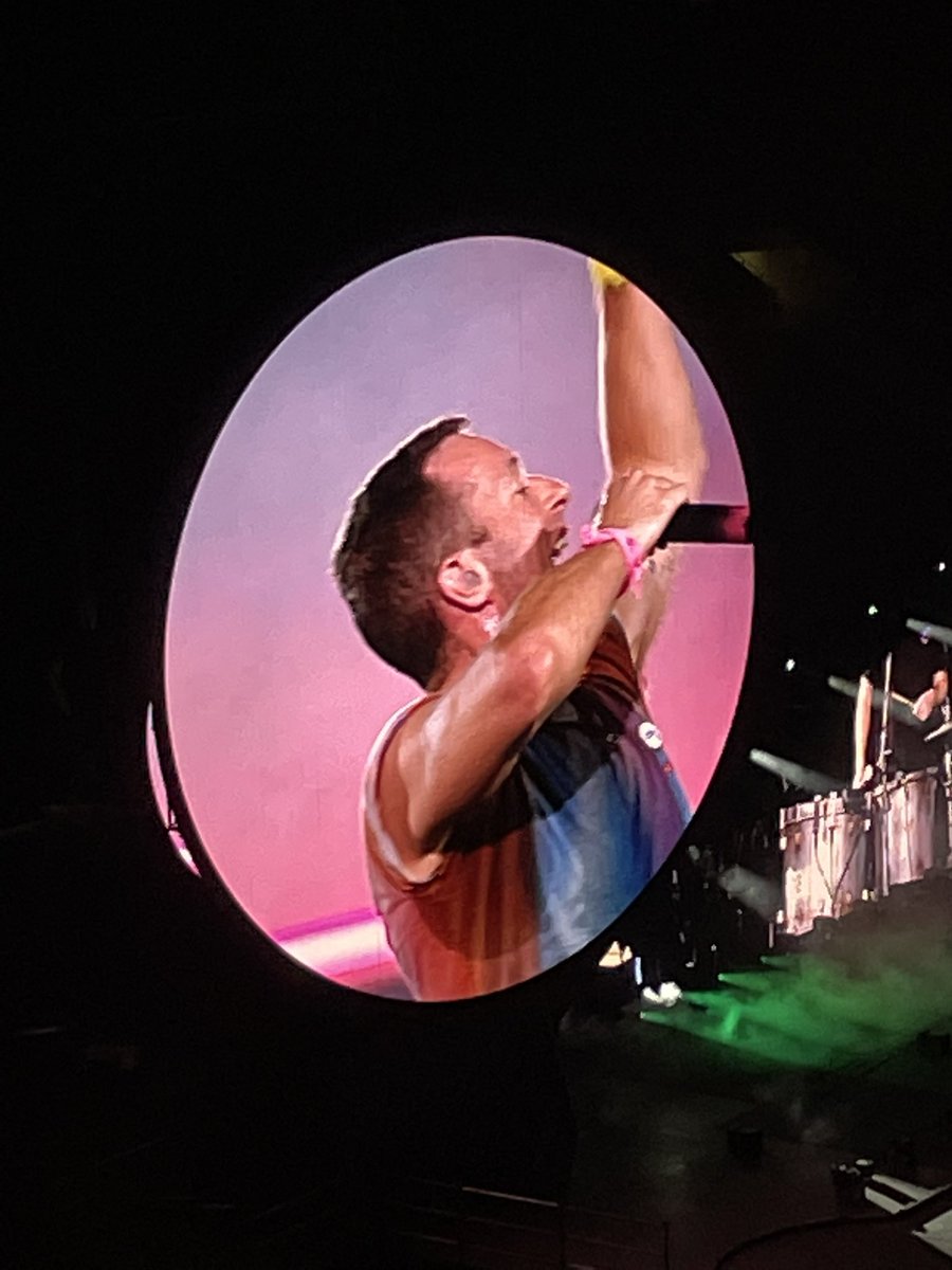 semily19's tweet photo. @coldplay absolutely bloody fantastic!! What a show! 🎶🎵🎤💪👏 https://t.co/OUvoS0CeVj
