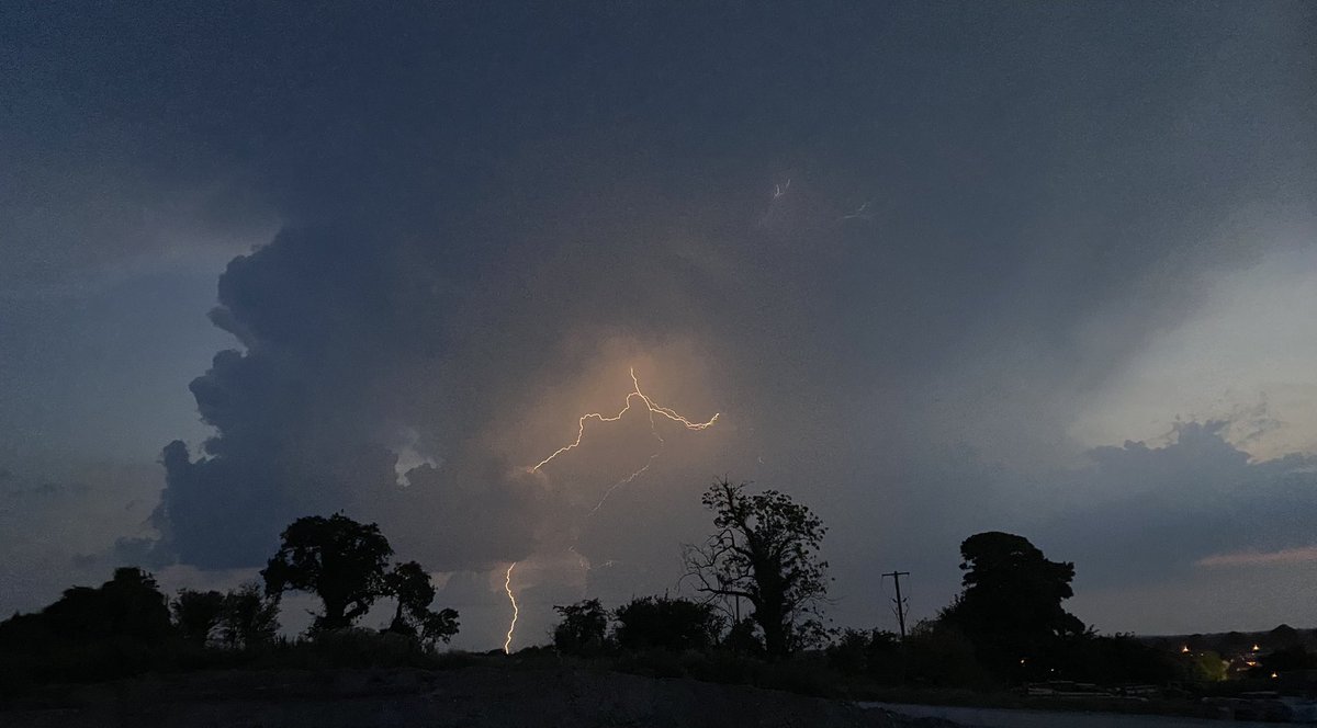 RockingDJ's tweet photo. Snapped a bit of the lightning earlier this evening! https://t.co/WayNrQiOXg