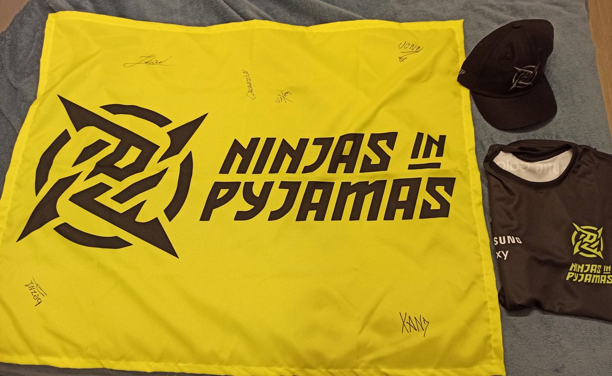 LeWolfy's tweet photo. Que dia FODA de LCQ
Melhor parte foi de longe conhecer os meninos da @NIPVAL 💛
Faltou foto com o Cauazin e o Vixo, mas consegui falar e pegar a assinatura deles na bandeira e no caderninho :)

AQUI É #GONIP 🥷💛
@xandfps @cauanzinvlr @v1xenBEAST @gabrielbezn @jonnfps @JhowGG1 https://t.co/U6MNJu124B