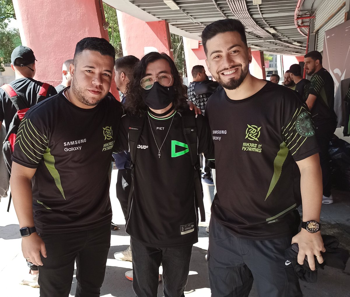 LeWolfy's tweet photo. Que dia FODA de LCQ
Melhor parte foi de longe conhecer os meninos da @NIPVAL 💛
Faltou foto com o Cauazin e o Vixo, mas consegui falar e pegar a assinatura deles na bandeira e no caderninho :)

AQUI É #GONIP 🥷💛
@xandfps @cauanzinvlr @v1xenBEAST @gabrielbezn @jonnfps @JhowGG1 https://t.co/U6MNJu124B