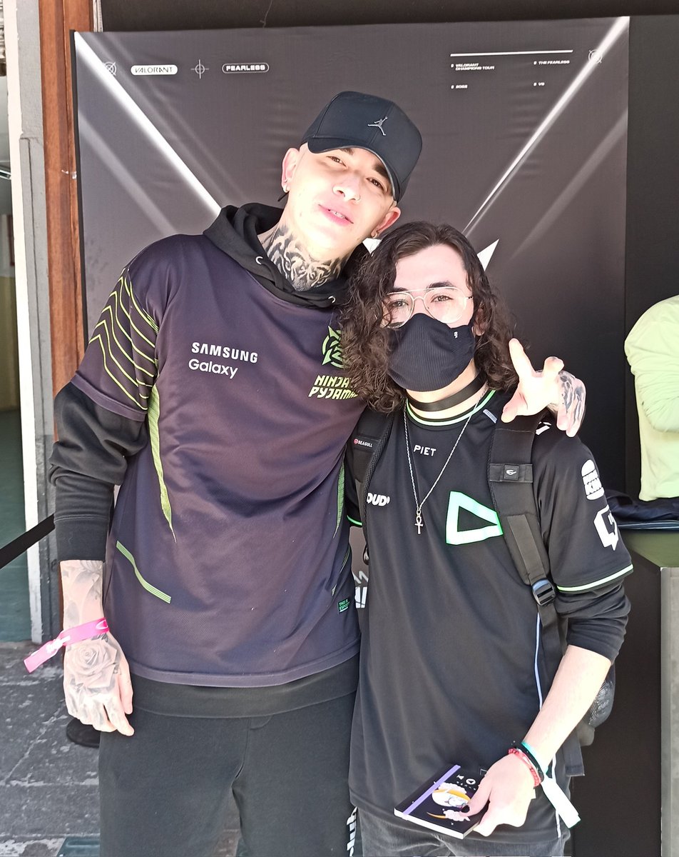 LeWolfy's tweet photo. Que dia FODA de LCQ
Melhor parte foi de longe conhecer os meninos da @NIPVAL 💛
Faltou foto com o Cauazin e o Vixo, mas consegui falar e pegar a assinatura deles na bandeira e no caderninho :)

AQUI É #GONIP 🥷💛
@xandfps @cauanzinvlr @v1xenBEAST @gabrielbezn @jonnfps @JhowGG1 https://t.co/U6MNJu124B