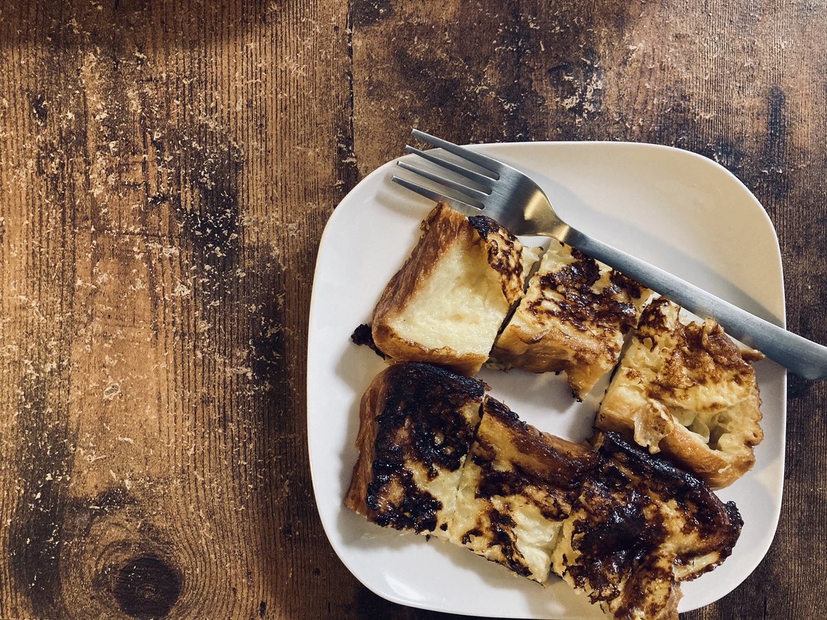 ボローニャのパンでフレンチトースト😌朝食って大事な気がする…