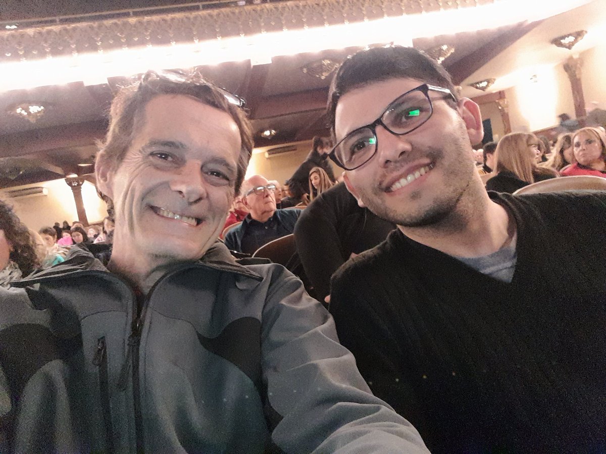 DanyBuck's tweet photo. Esperando a La Gran @valerialynch con mi amigo @eberlopez23 y familia #SigueLaFiesta #TeatroColonial https://t.co/obLhCEPz17