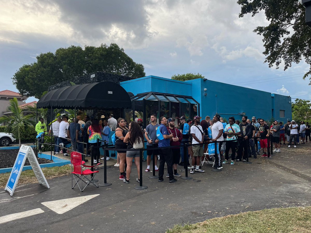 7:39 pm ! The line has not stopped today . We for sure broke some records in Florida today as well as some internal records . Our flower is INSANE in Florida, if you are a medical patient out here , be ready for consistent drops 💪🏽🍪