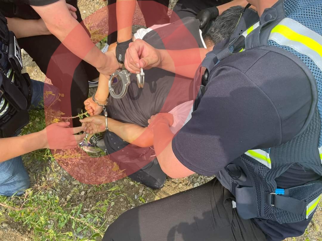 하이트진로 노동자들의  투쟁!  인권침해!
경칠이 연행 시 사전경고나 고지 없이 강제진압 시도해도 되는것인가?
여전히 우리 노동자들은 범죄자취급을 받아야 하는것인가?