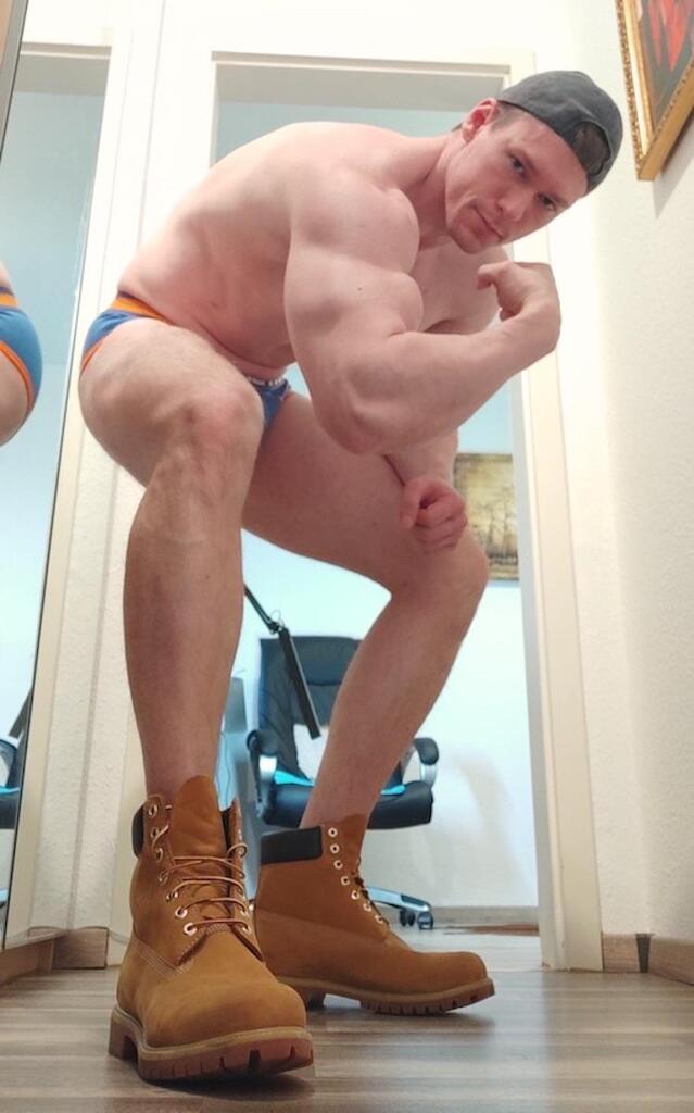 Rodswin_'s tweet photo. Upvoted: Since I am so tall in my Timbs, I thought I would be nice and bend down so you little guys have a better view.😏 via /r/u_GODJADEN https://t.co/4x4zbjiimP https://t.co/BUz9OSSrpI