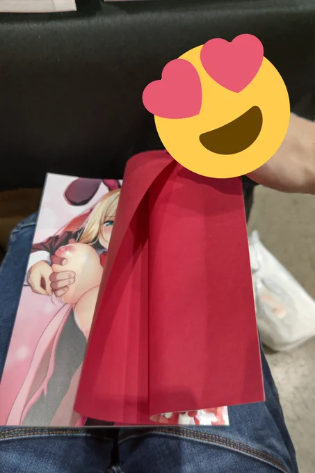 会場設置終わりました!今回の全集はエンボス加工、箔押しラメ加工、赤色見返し加工、前後赤色遊び紙加工、最初の4ページカラーページ挿入加工の超豪華版です!!是非とも記念に一冊よろしくお願いします!会場:東京ビッグサイトスペース№:西ヘ27aサークル名:タクロヲ堂 