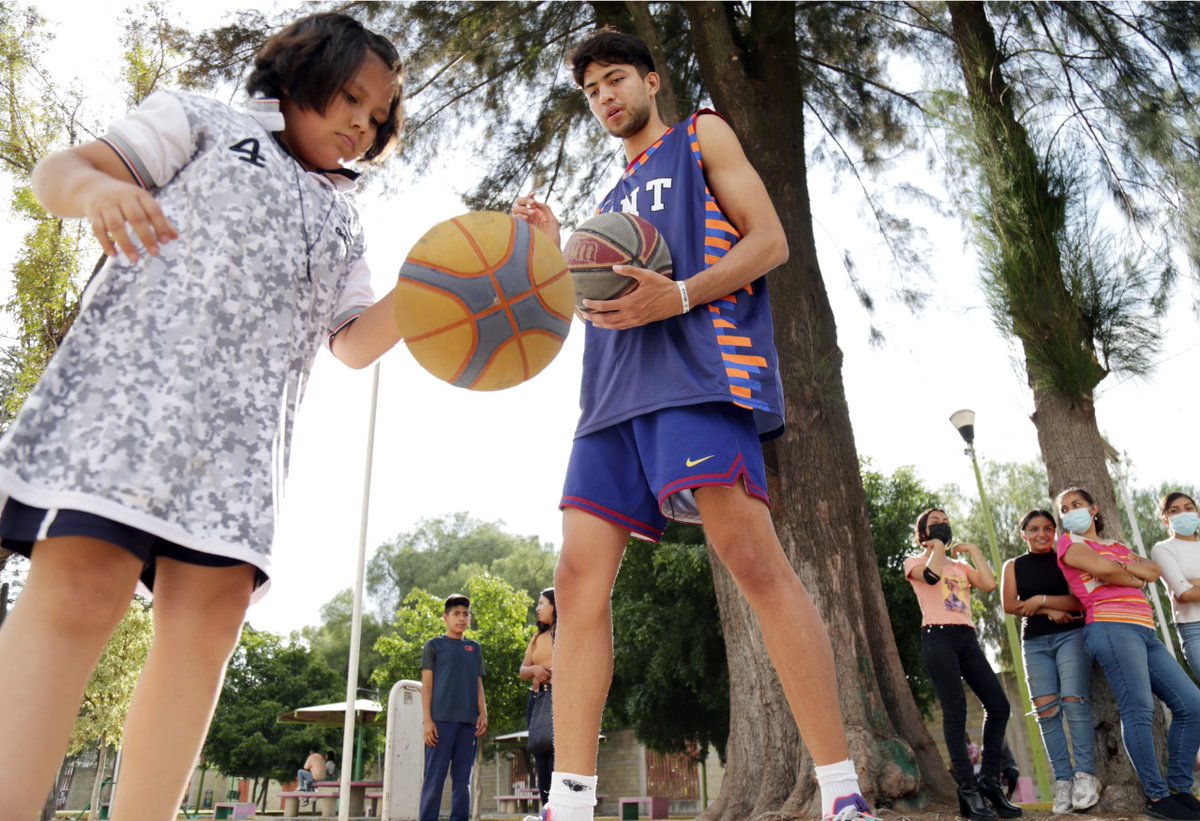 FerVilchisMx's tweet photo. #Ejemplar | Mi reconocimiento para @gaelbonilla0233, basquetbolista originario de #JardinesDeMorelos que brilla jugando para el @FCBbasket y pone en alto el nombre de nuestro país. 

Este joven deportista es de orgullo y garra #mexiquense, ejemplo para nuestros niños y jóvenes. https://t.co/V0FXtXg62T
