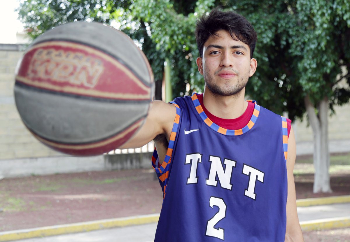 FerVilchisMx's tweet photo. #Ejemplar | Mi reconocimiento para @gaelbonilla0233, basquetbolista originario de #JardinesDeMorelos que brilla jugando para el @FCBbasket y pone en alto el nombre de nuestro país. 

Este joven deportista es de orgullo y garra #mexiquense, ejemplo para nuestros niños y jóvenes. https://t.co/V0FXtXg62T