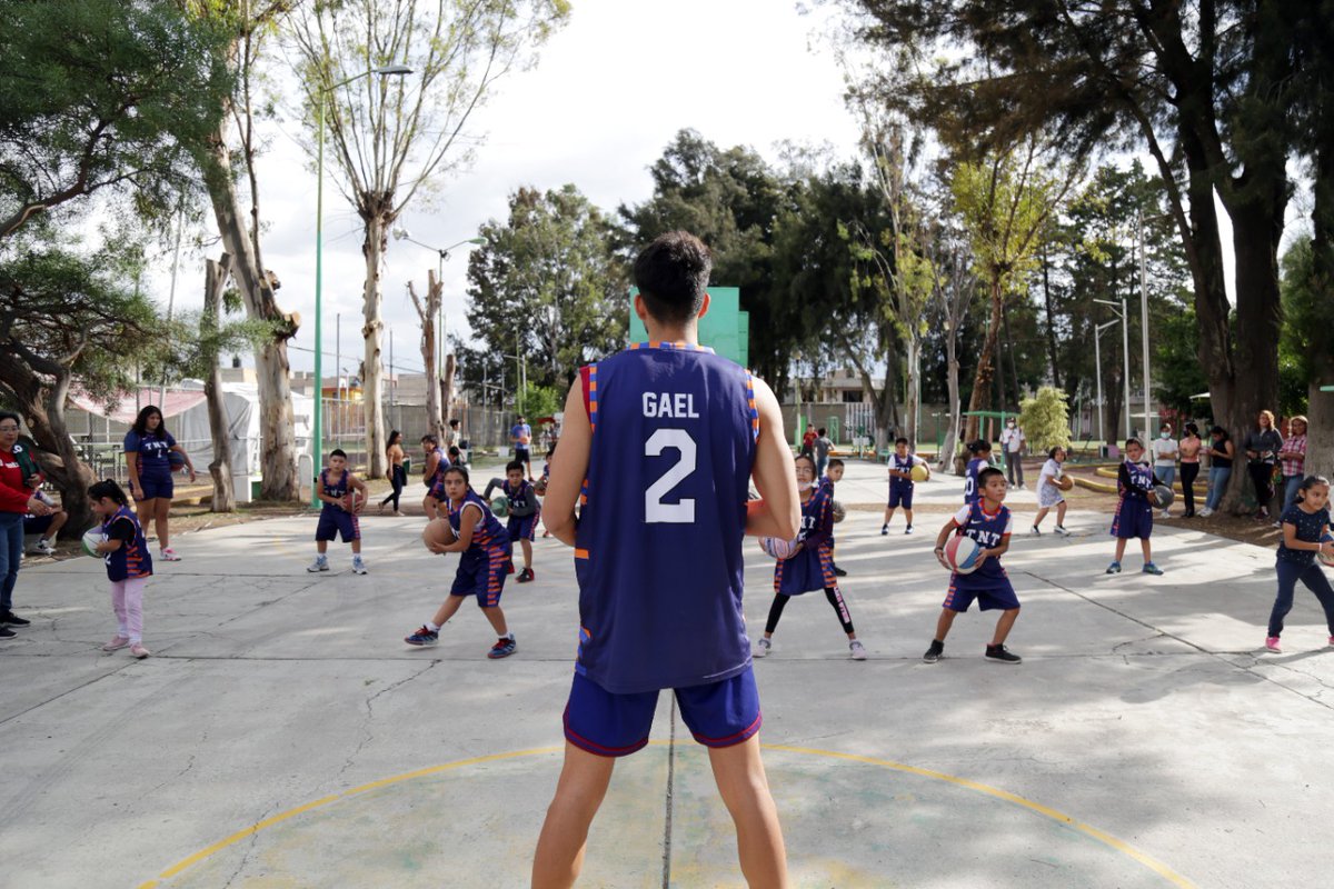 FerVilchisMx's tweet photo. #Ejemplar | Mi reconocimiento para @gaelbonilla0233, basquetbolista originario de #JardinesDeMorelos que brilla jugando para el @FCBbasket y pone en alto el nombre de nuestro país. 

Este joven deportista es de orgullo y garra #mexiquense, ejemplo para nuestros niños y jóvenes. https://t.co/V0FXtXg62T