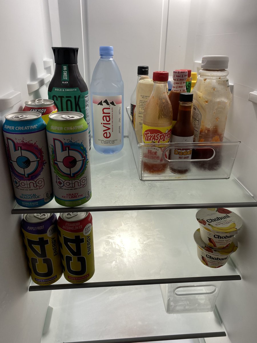 TrevorFarbo's tweet photo. If you’ve ever wondered what the fridge of a Web3 founder looks like… Glamorous. https://t.co/t9tfsqEAQ5