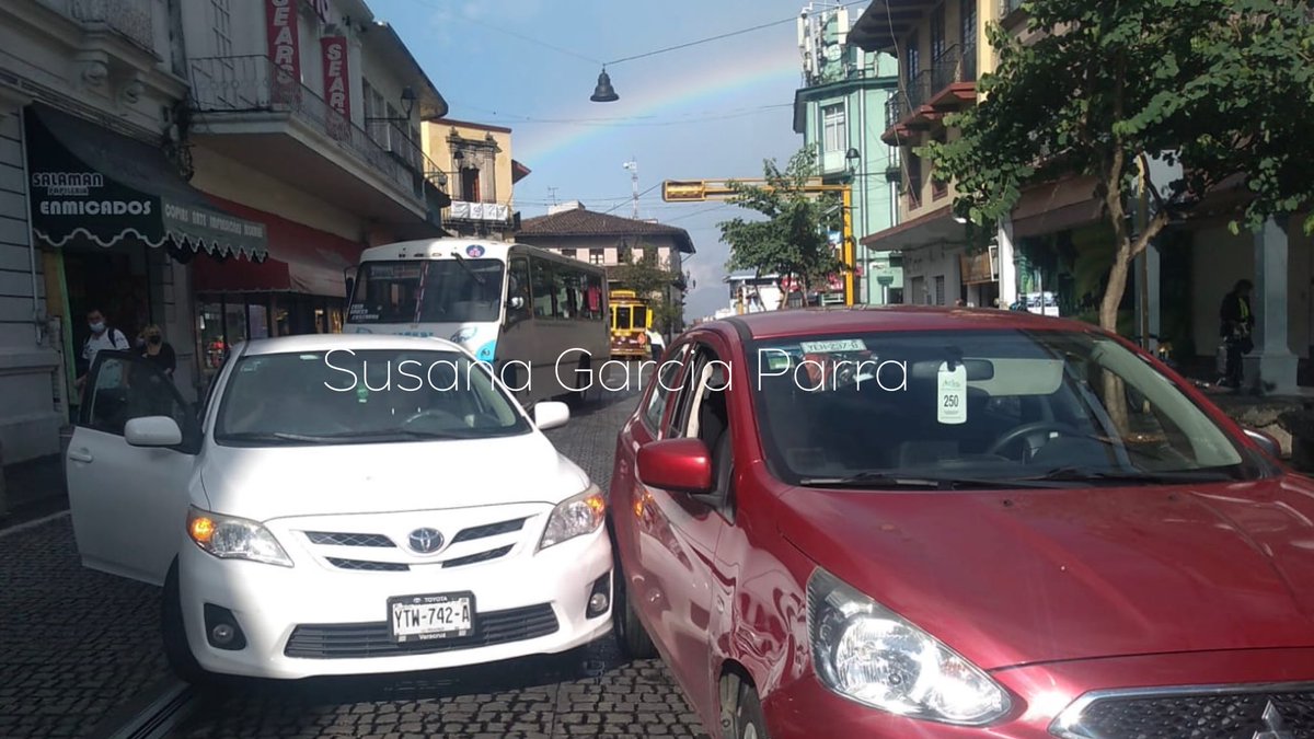 SuzanParra's tweet photo. Colorido choque en el centro de #Xalapa 🌈 https://t.co/c8JdOYowL7