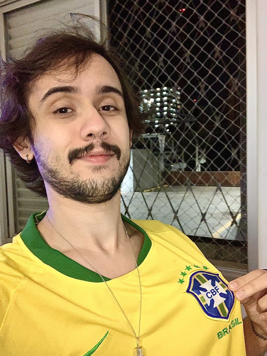 limasssauro's tweet photo. O significado original da amarelinha pra mim é orgulho, é toda a beleza, a amarelinha é nossa! Nesse ano inclusive, estarei vestido com ela assistindo ao hexa com minha brahminha na mão 🍺 #VestindoaAmarelinha @BrahmaCerveja https://t.co/fkgu9LB8IM