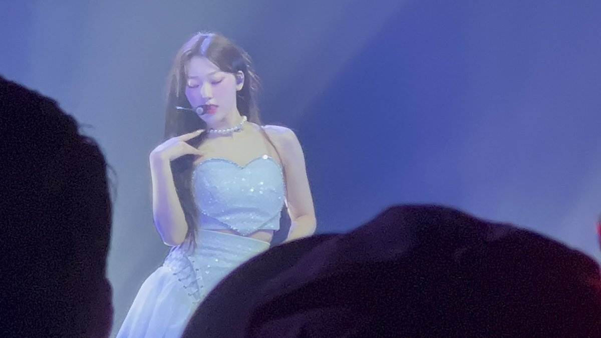 cher_ryppo's tweet photo. #최리 #loonainlouisville https://t.co/Ndj5woTsRH
