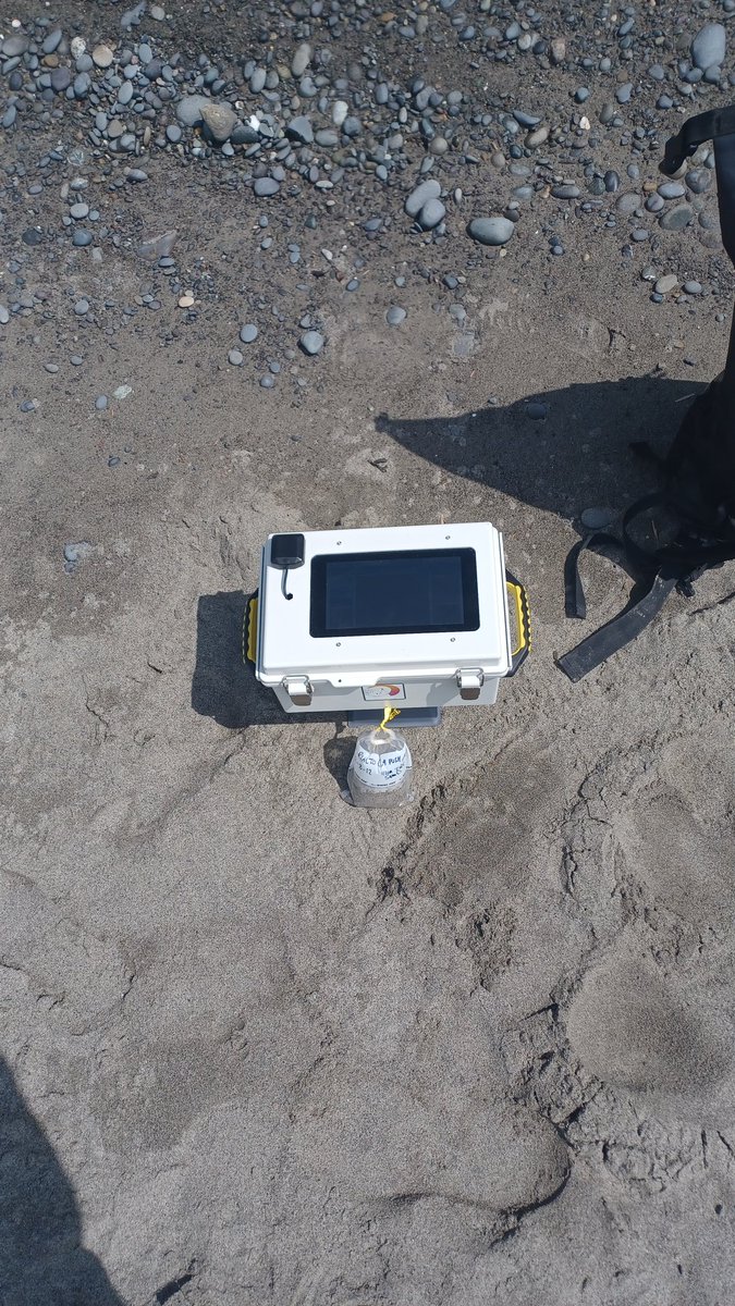 Dan Buscombe (@magic_walnut) on Twitter photo Having a fun time exploring the fabulous Washington coastline this week, taking grain size samples as I go. Physical samples, sandsnaps (cell phone image with coin for scale), AND a cool new sandcam made by <a href="/ebgoldstein/">Evan Goldstein</a> and <a href="/CoastalProf/">Ryan Mieras</a> to play with 🤩 for instant grainification Having a fun time exploring the fabulous Washington coastline this week, taking grain size samples as I go. Physical samples, sandsnaps (cell phone image with coin for scale), AND a cool new sandcam made by <a href="/ebgoldstein/">Evan Goldstein</a> and <a href="/CoastalProf/">Ryan Mieras</a> to play with 🤩 for instant grainification