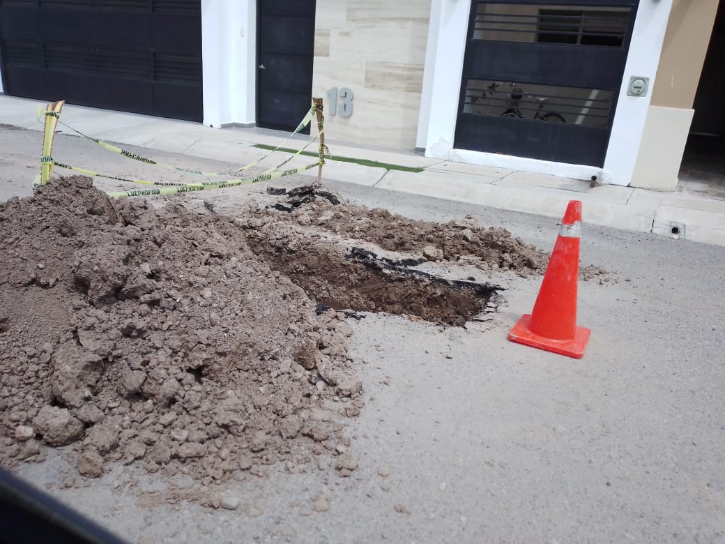 Repararon una fuga en la cerrada Alter Real de Corceles residencial y así dejaron las cosas. Se supone que van a ir a dejar todo bien. Vamos a medir la velocidad de respuesta. ¡Corre tiempo!