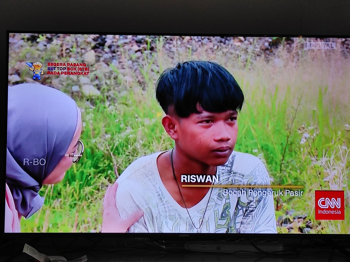 Widino's tweet photo. Pagi pagi dibuat mewek liat CNN, masih kecil udah yatim piatu, kerja nyari pasir buat nafkahin adeknya 2. Dia bilang sedih dan capek sambil nahan2 nagis 😭😭 https://t.co/bjJMo4b1KU