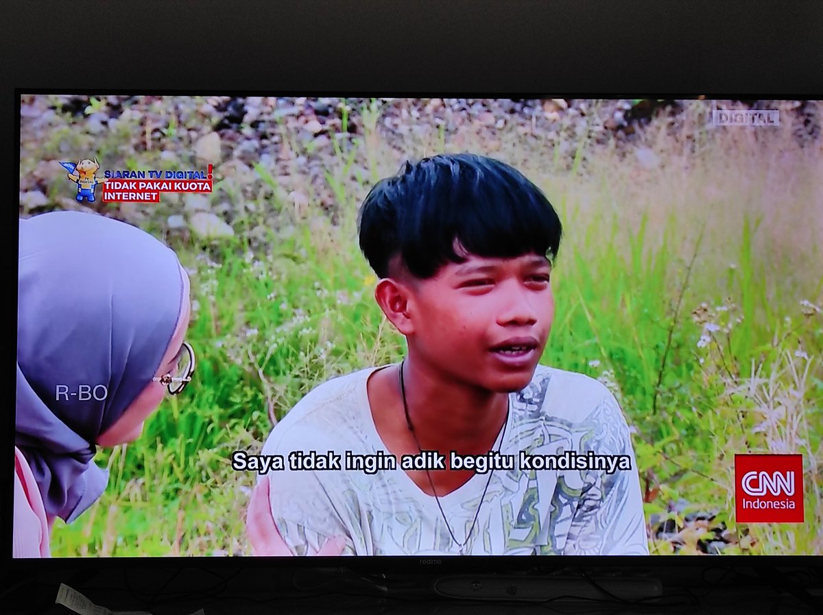 Widino's tweet photo. Pagi pagi dibuat mewek liat CNN, masih kecil udah yatim piatu, kerja nyari pasir buat nafkahin adeknya 2. Dia bilang sedih dan capek sambil nahan2 nagis 😭😭 https://t.co/bjJMo4b1KU
