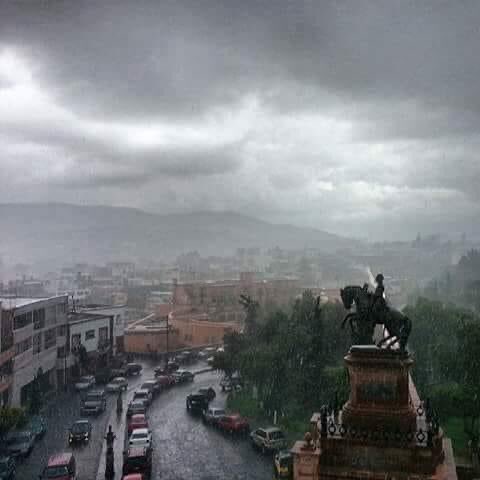 zacalminuto_mx's tweet photo. 🇲🇽 ÚLTIMA HORA ⚡️🌧💧 Se va el cielo en #Zacatecas. Intensa lluvia en la zona metropolitana. https://t.co/kVc31Vn39h