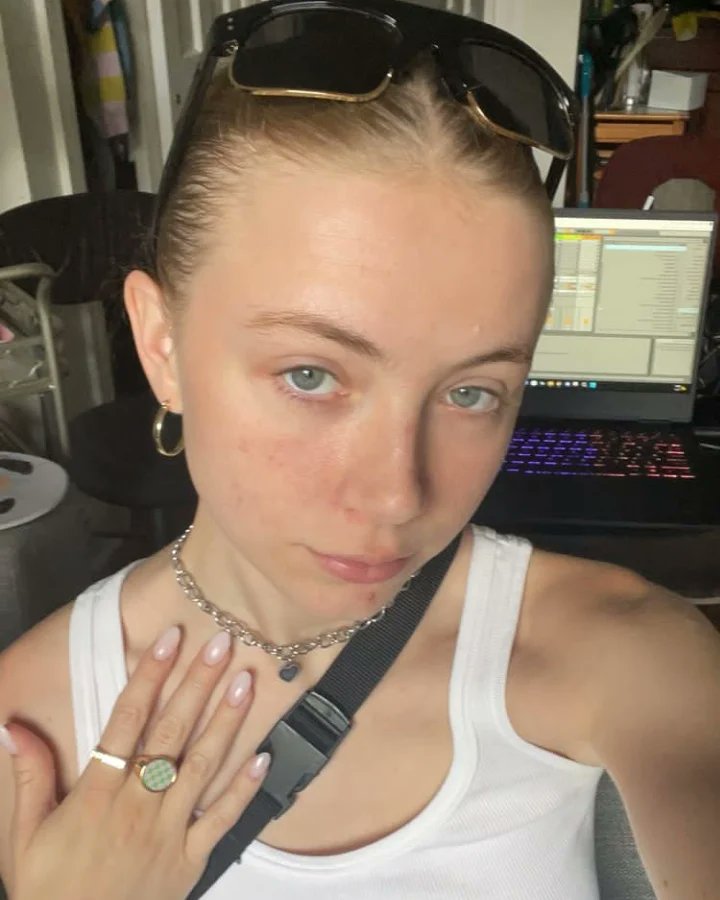 trustingjonas's tweet image. Anna &amp;amp; Sophie wearing similar outfits are so cute!! Love that they are matching without trying to🥺