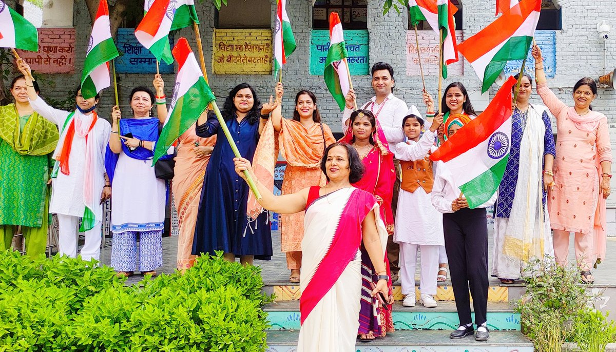 dollysharmads27's tweet photo. #Independencedaycelebrations in GGSSS, Kalyanpuri (1002039)  
#HarGharTiranga #HarHathTiranga 
#AzadiKaAmritMahotsav #doeschool https://t.co/GtUBhnxhwM