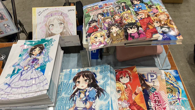 設営完了!うちのサークルはいつも机上の絵面がうるさいな?? 