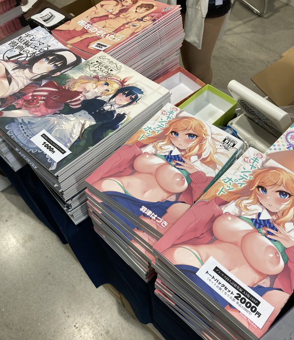 設営完了しました!!!あ-37aです!!!!売り子はさづきさん(水着の唯ちゃん!!!)と戯念ちゃん(成人男性)です!!!よろしくお願いします!! 